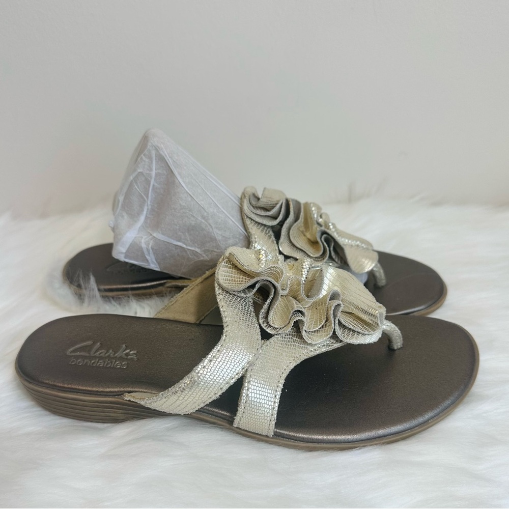 Clarks Metallic Gold Leather Ruffle Thong Slide Sandals 1”Wedge Heel Size 6M - Picture 3 of 16